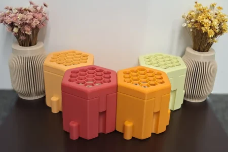 Bienenhotel-Montage, Farbe: bunt