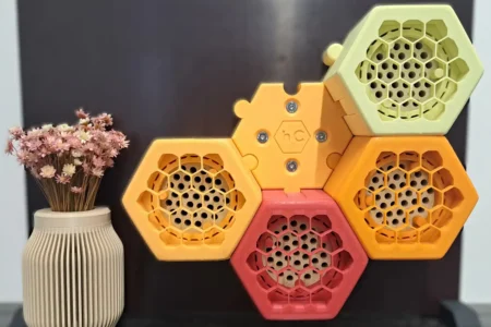 Bienenhotel-Montage, Farbe: bunt / montiert