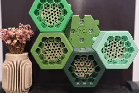 Bienenhotel-Montage, Farbe: grün / montiert