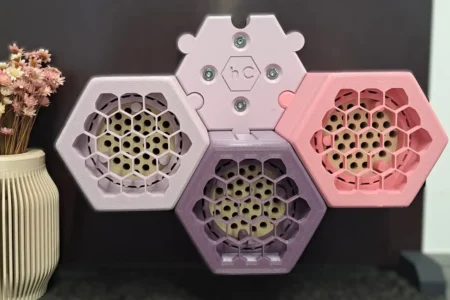 Bienenhotel-Montage, Farbe: violett / montiert